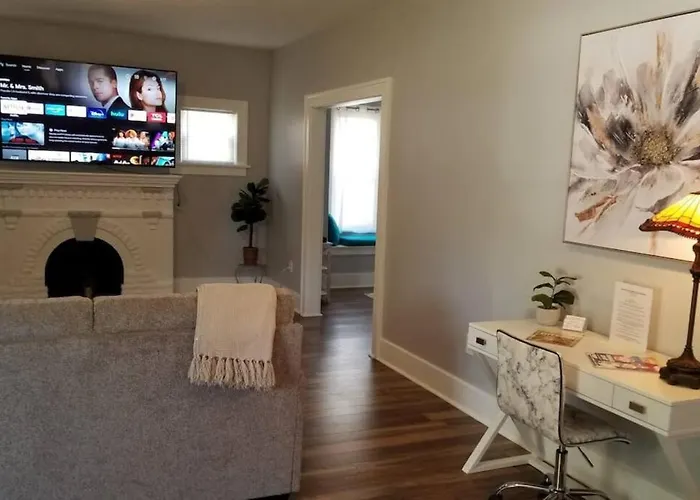 Cherry Street Luxury- Shopping-dining-by Downtown And Hospitals